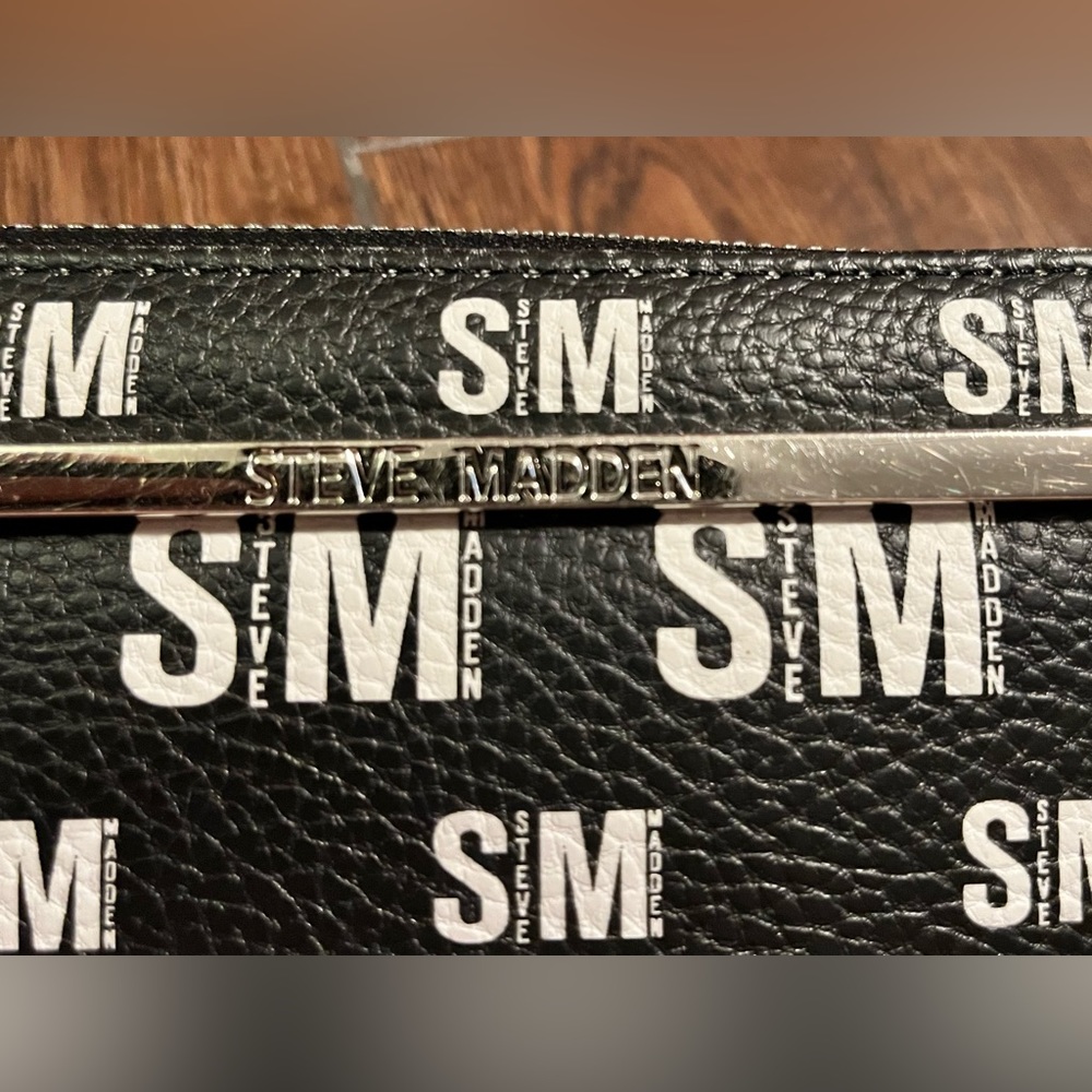 Steve Madden wallet/wristlet.  Zipper closure. Lots of space. Black & white. - Picture 3 of 15